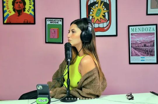 María Jesús Abril con auriculares frente a un micrófono, en un estudio de radio.
