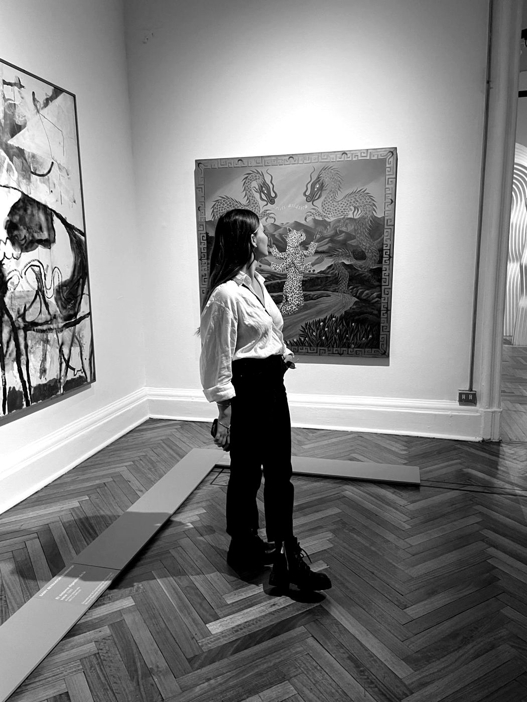 María Jesús Abril de pie en una sala de museo, mirando una obra.